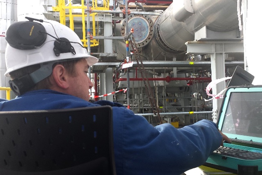 skaluj obraz (+/-) praca na terenie zakładu chemicznego